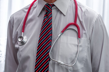 Lekarz w białej koszuli ze stetoskopem na szyi ordynator szpitala  - obrazy, fototapety, plakaty