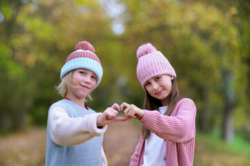 Valentinstag Kinder formen Herz mit Händen