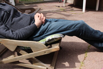 homme allongé sur un transat : repos