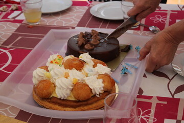 couper un gâteau au chocolat