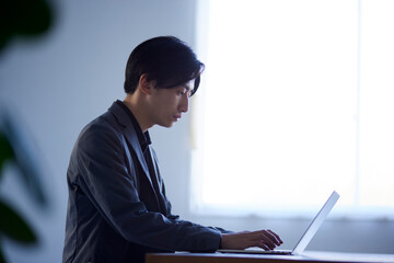 オフィスにて仕事をする日本人ビジネスマンの男性