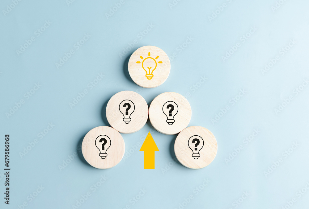 Aufkleber light bulb which among question icon. target solution target, successful business and thinking solut