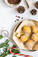 Hausgemachte Muffins mit Schokolade auf einem Teller. Draufsicht, Weihnachten, Dessert.