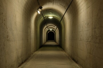 Fototapeta na wymiar 真っ直ぐ続くトンネル