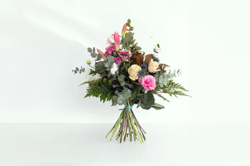 Ramo de flores ornamentales con rosas rosadas y blancas , lilium y eucalipto - obrazy, fototapety, plakaty