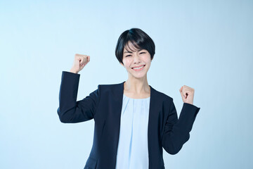 嬉しそうな表情の女性会社員