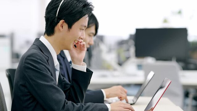 笑顔のビジネスマン　オペレーター　コールセンター