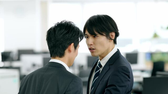 部下を激しく叱責する上司