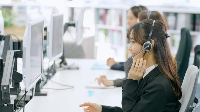オフィスで仕事をする女性会社員のグループ