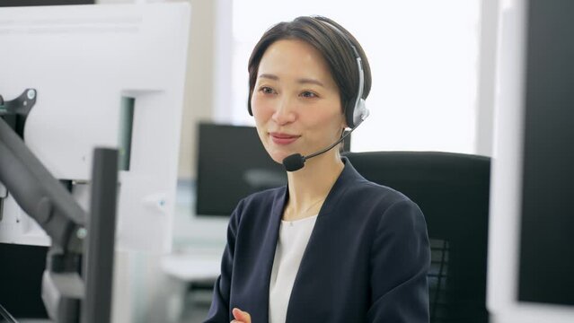 オフィスで働く女性オペレーター