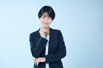 嬉しそうな表情の女性会社員