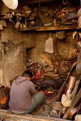Fes, vicoli e attività di commercio nel Souk dell'antica Medina. Fez, Marocco
