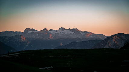 Sonnenaufgang in den Bergen, Bergview, Berge mit Schnee, Sonnenaufgang