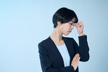 調子が悪そうなショートヘアの女性会社員
