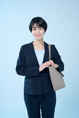 ショートヘアの女性会社員