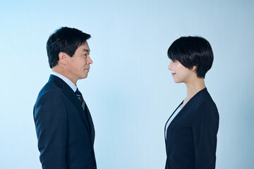 50代男性会社員と30代女性会社員