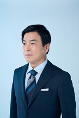 スーツを着た50代ビジネスマン