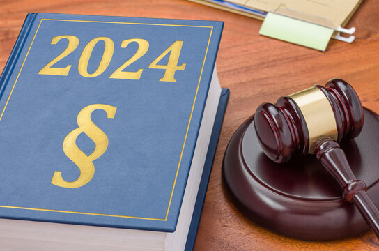 Gesetzbuch mit Richterhammer - 2024