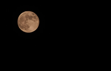 어두운 밤하늘의 보름달 근접촬영