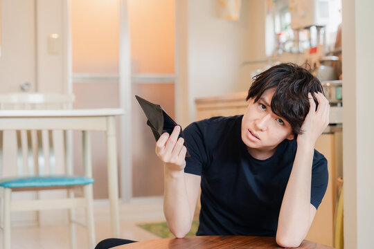 金欠に苦しむ若い男性
