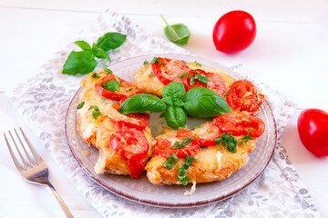 Filety z kurczaka zapiekane z mozzarellą i pomidorami i bazylią © Monika