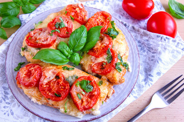 Filety z kurczaka zapiekane z mozzarellą i pomidorami i bazylią © Monika