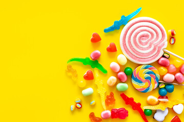 Fototapeta na wymiar Flat lay of colorful candies and lollipop. Sweet food and candies background