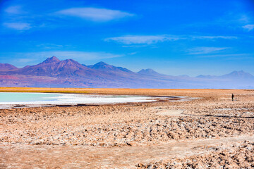 Laguna Tebenquiche, um lago de sal com cores vibrantes azul, verde e amarela ao lado do vulcão...