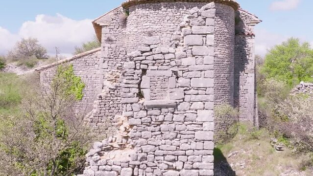 Les vestiges pittoresques d'un hameau d&eacute;cr&eacute;pit se dressent au-dessus des eaux azur de la Provence.