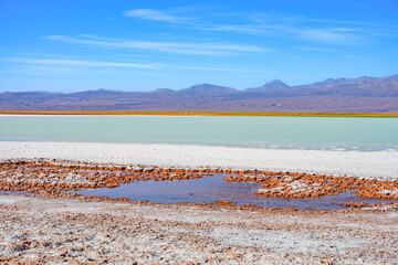 Laguna Tebenquiche, um lago de sal com cores azul, verde e amarela ao lado do vulcão Licancabur. 