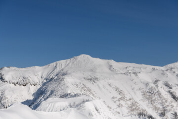 冬の剣ヶ峰山の登山道から見た武尊山