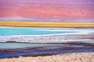 Laguna Tebenquiche, um lago de sal com cores vibrantes azul, verde e amarela ao lado do vulcão Licancabur.  