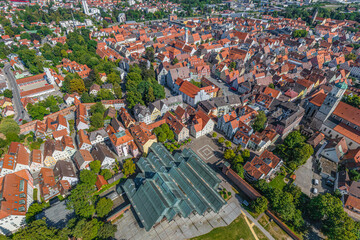 Die frühere Reichsstadt Memmingen im bayerischen Alpenvorland aus der Luft, Blick über die Stadthalle zur Innenstadt