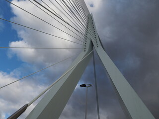 weiße und große Erasmusbrücke im sonnigen Rotterdam