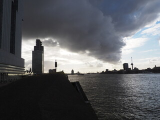 Bewölkter Blick auf das Stadtzentrum von Rotterdam