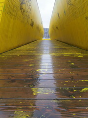 Gelbe Luchtsingel Brücke im regnerischen Rotterdam, Niederlande