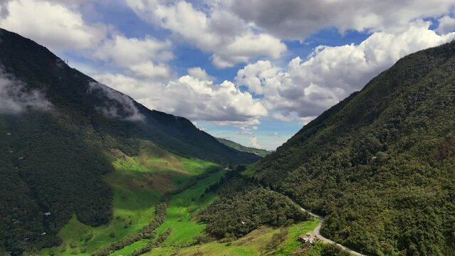 Video a&eacute;reo en el que se observa el sitio conocido como Boquer&oacute;n, ubicado en el occidente de la ciudad de Medell&iacute;n, sobre la antigua carretera al mar.