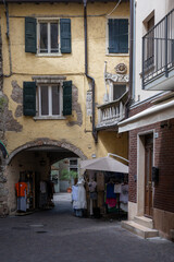 Fototapeta na wymiar alter historischer Torbogen in Garda