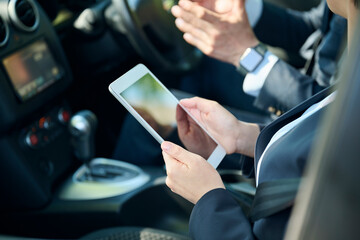 車内で話をする50代男性会社員と30代女性会社員,手元
