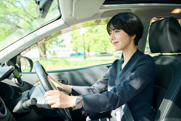 車を運転する30代女性会社員