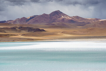 Paisaje de la Laguna Tuyajto en la Cordillera de los Andes, Altiplano Chileno, Desierto de Atacama....