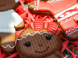 Gingerbread man and woman in a box with red ribbons