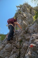 Eine Wanderin mit einem Rucksack auf einem Steig Hoher Gang zum Seebensee im Mieminger Gebirge (Österreich). 