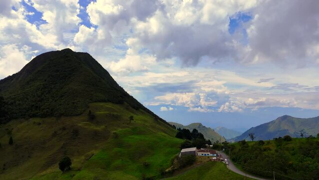 Video a&eacute;reo en el que se observa el sitio conocido como Boquer&oacute;n, ubicado en el occidente de la ciudad de Medell&iacute;n, sobre la antigua carretera al mar.