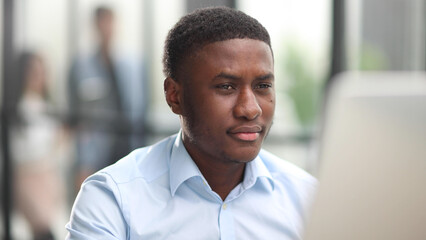 Obraz premium Thoughtful serious african man sit with laptop thinking of project