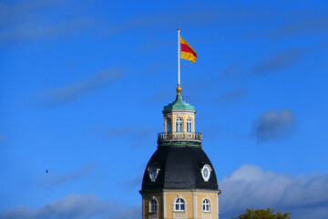 Flagge von Baden auf dem Schloßturm in Karlsruhe