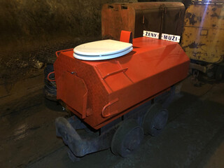 Underground mine cart toilet 