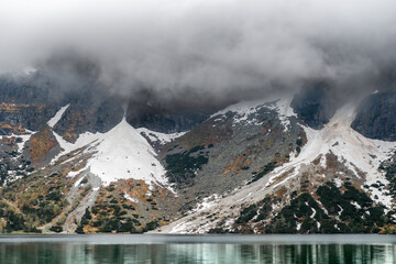ciężkie burzowe chmury nad taflą górskiego jeziora © piotr