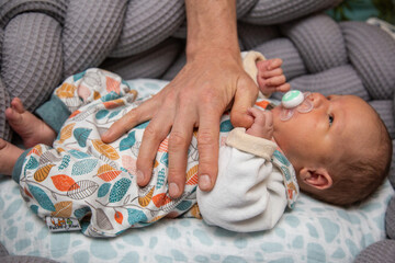 Neugeborener Junge im Bett mit Kuscheltier - obrazy, fototapety, plakaty