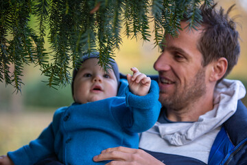 Babyjunge entdeckt den Herbst mit seinen Eltern